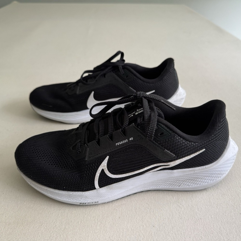 Nike Air Zoom Pegasus 40 Mens Size 10.5 Black White Running Sneakers DV3853-001 - Picture 3 of 16